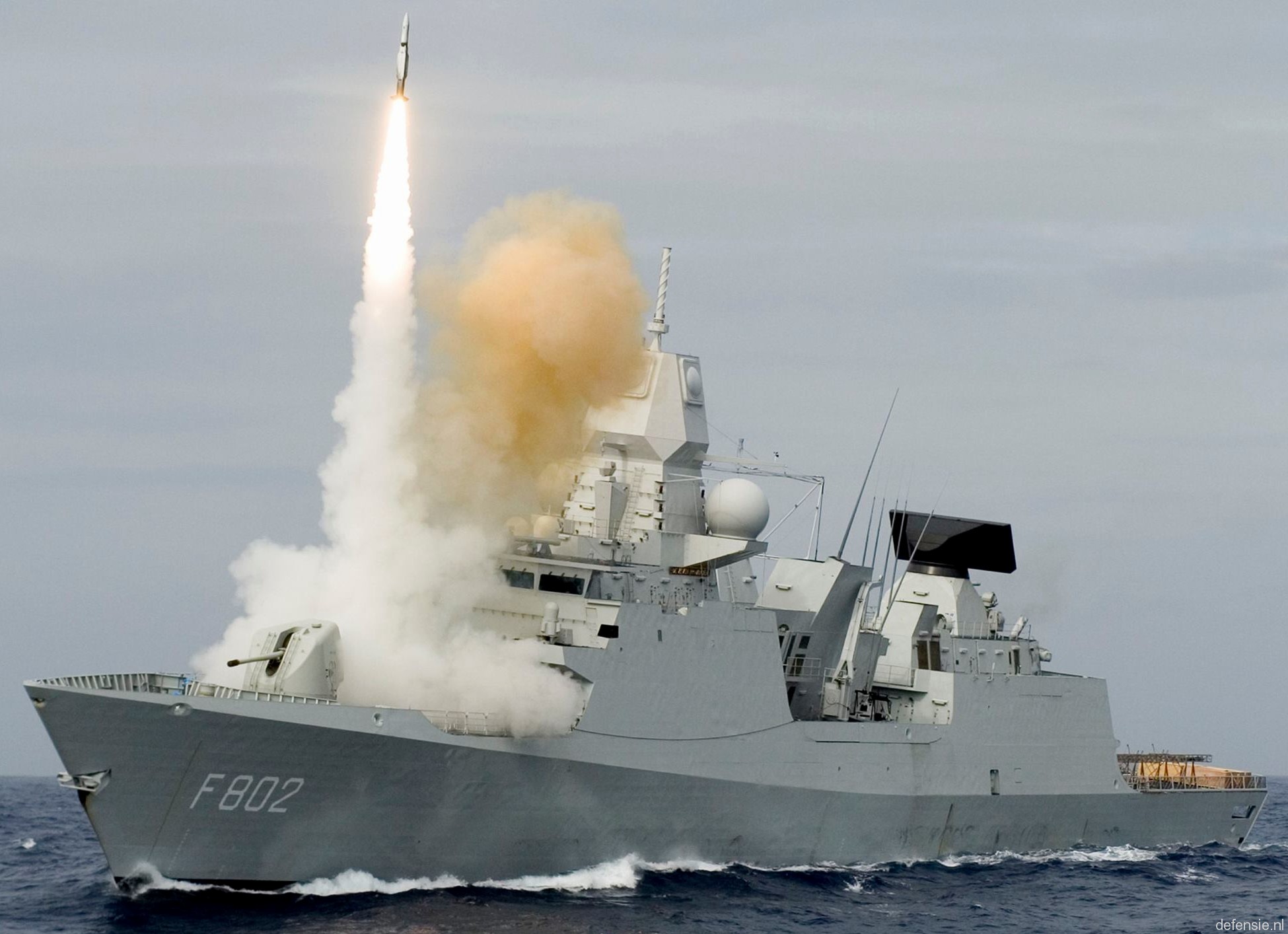 f-802 hnlms de zeven provincien class guided missile frigate ffg lcf air defense royal natherlands navy 08x