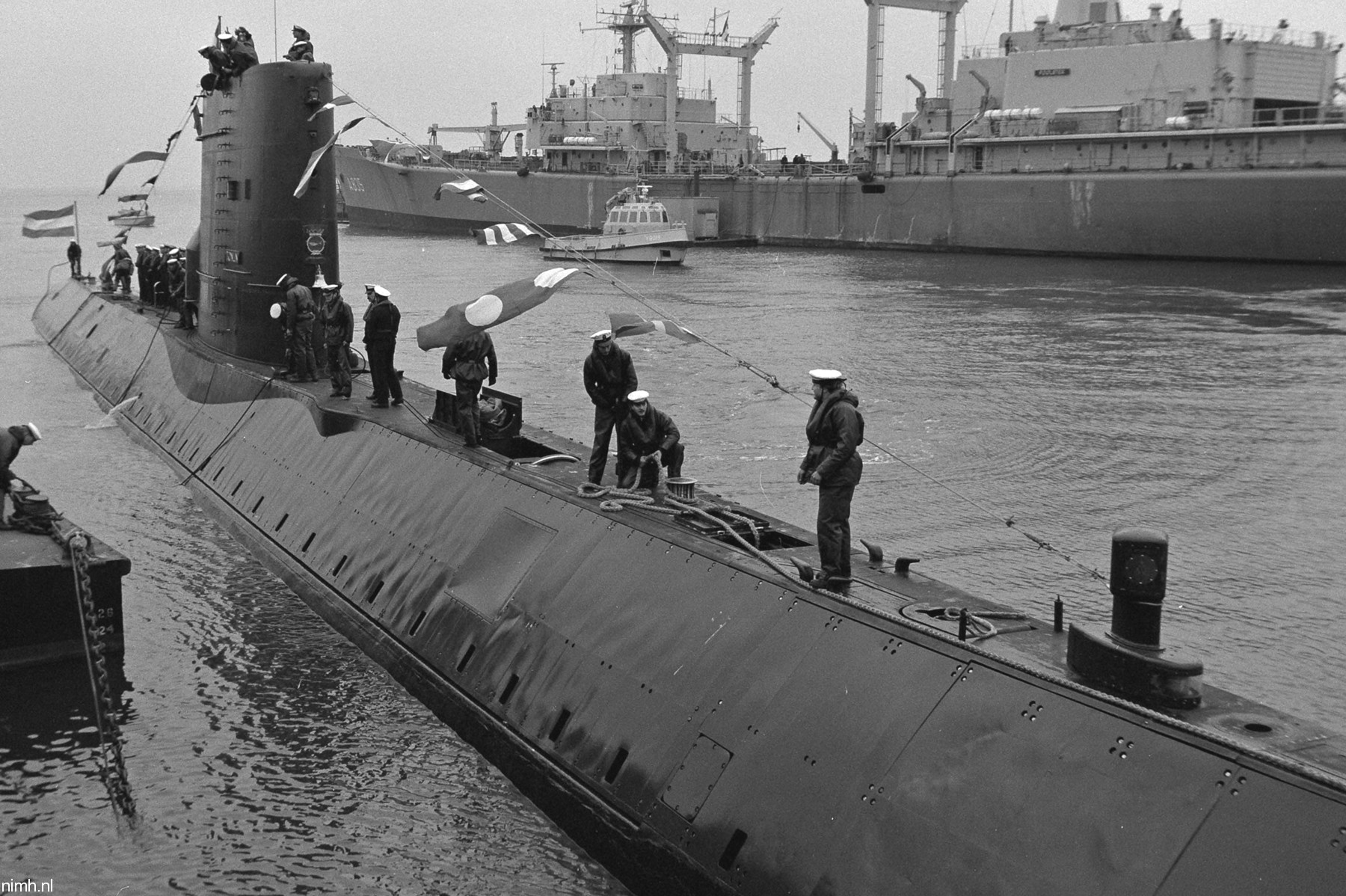 hnlms tonijn s-805 dolfijn class attack submarine royal netherlands navy koninklijke marine 18