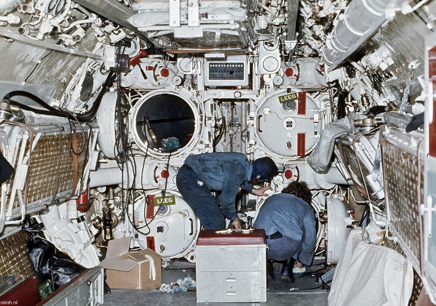 hnlms tonijn s-805 dolfijn class attack submarine royal netherlands navy koninklijke marine torpedo room 22