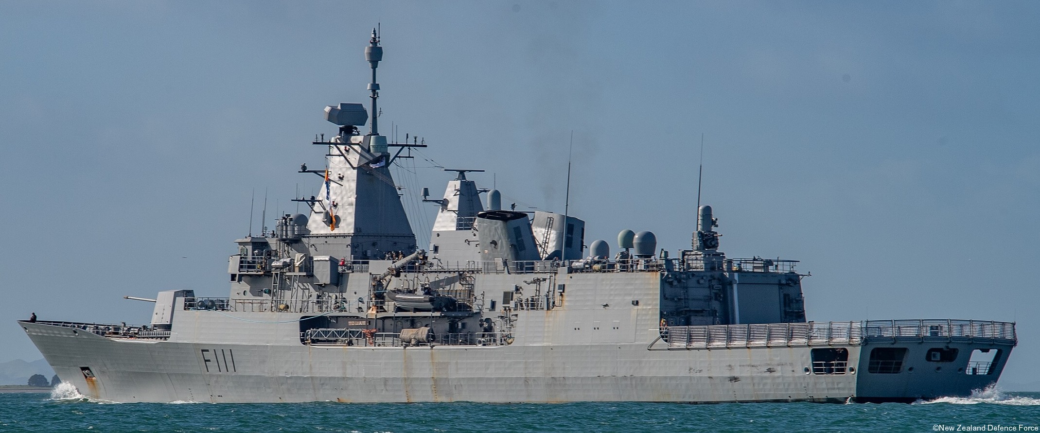 f-111 hmnzs te mana anzac class frigate royal new zealand navy rnzn 27