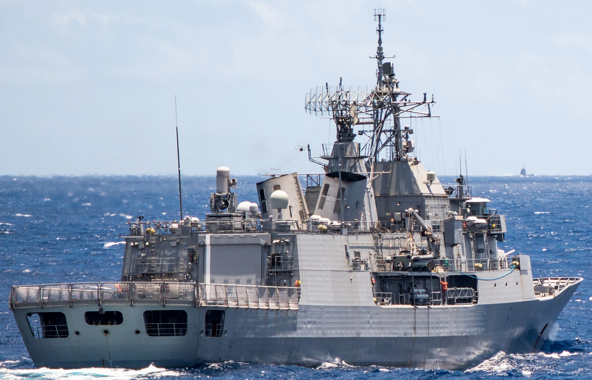 f-111 hmnzs te mana anzac class frigate royal new zealand navy rnzn 35