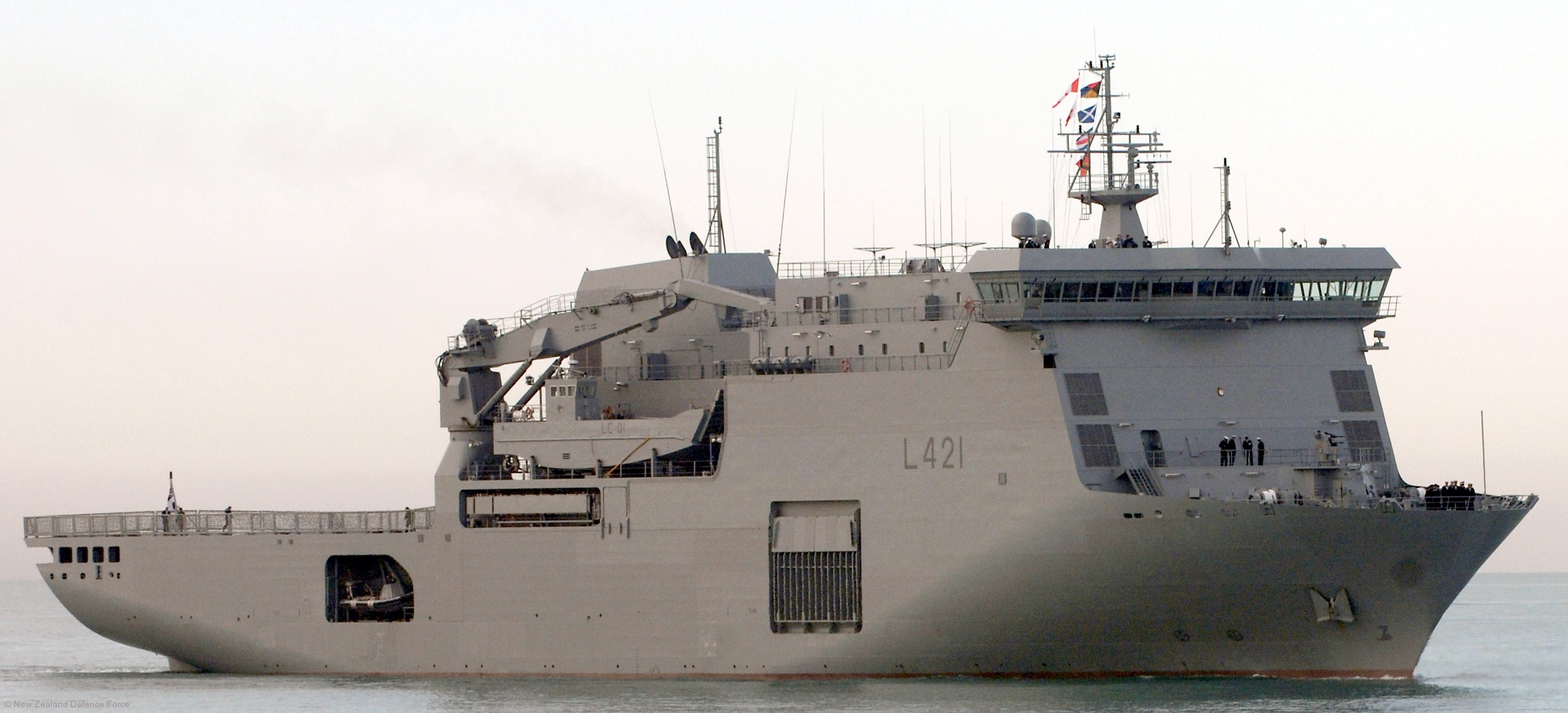 l-421 hmnzs canterbury amphibious multirole vessel mrv new zealand navy 14