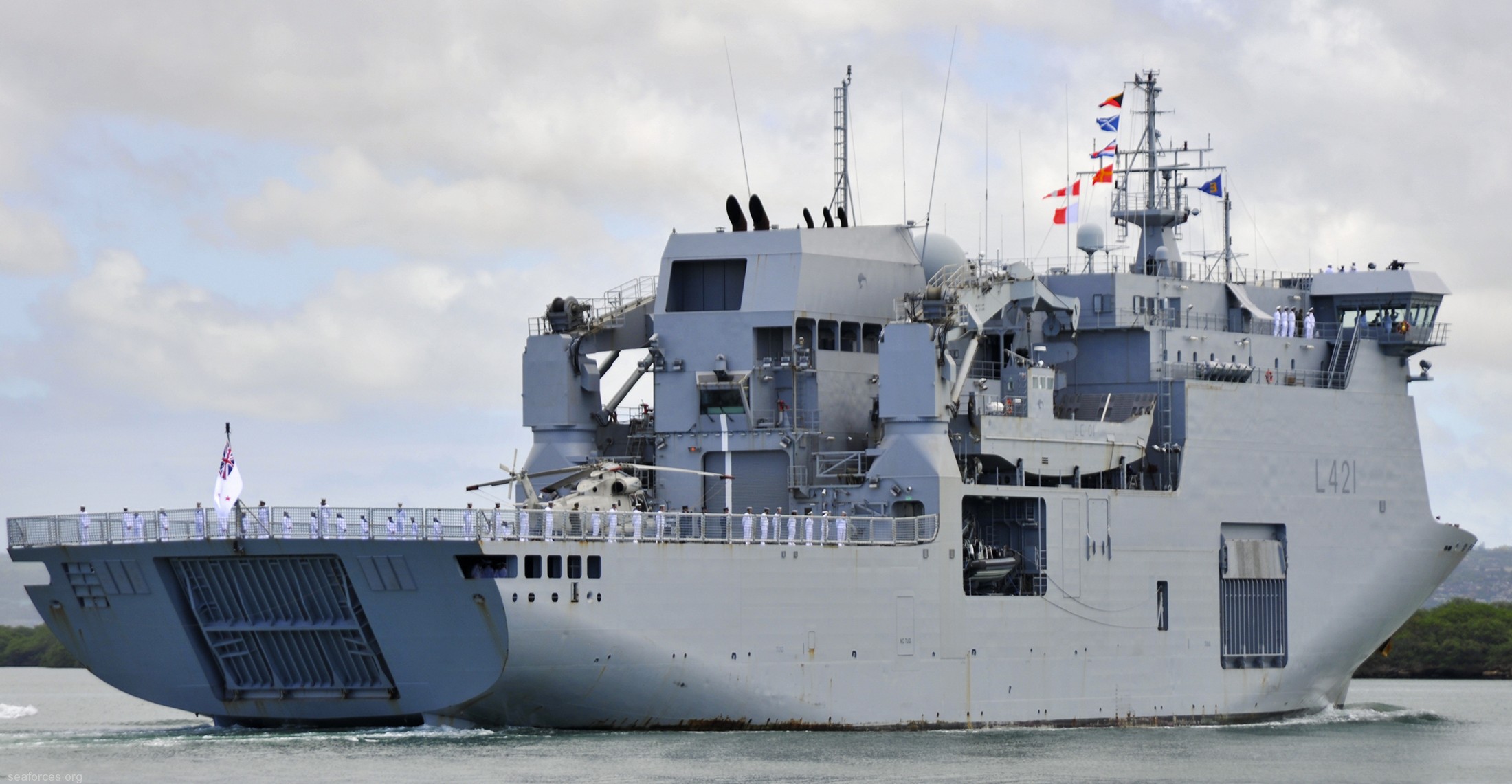 l-421 hmnzs canterbury amphibious multirole vessel mrv new zealand navy 18