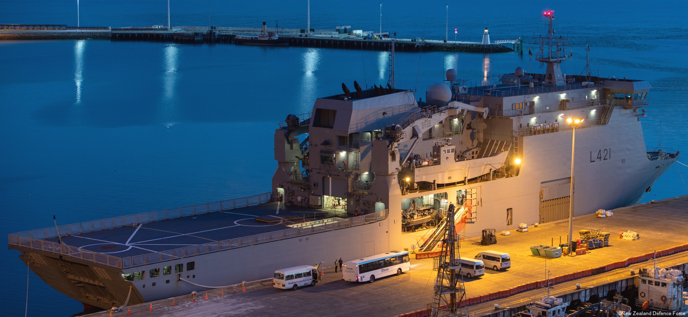 l421 hmnzs canterbury amphibious multirole vessel mrv royal new zealand navy 42