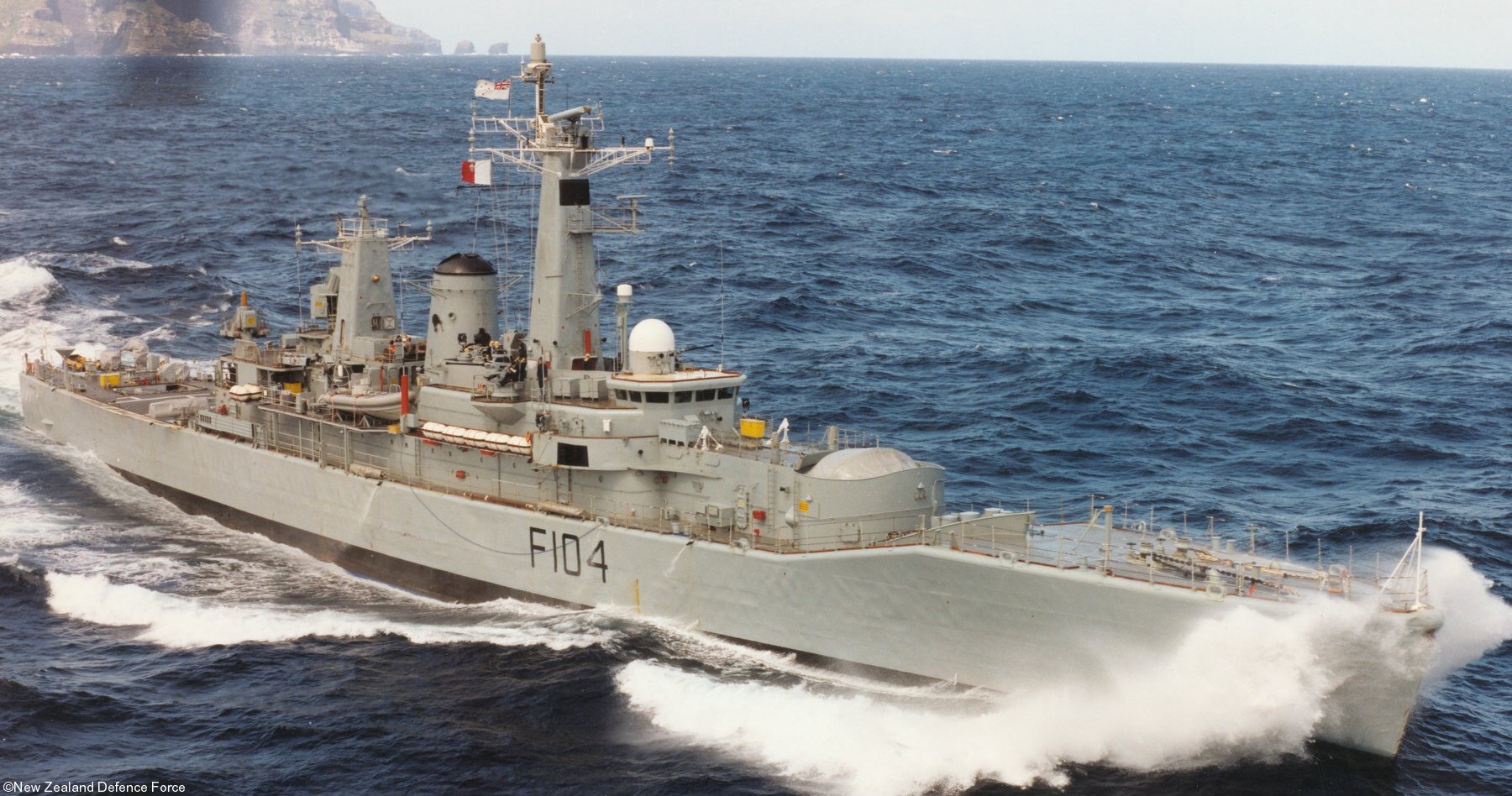 f104 hmnzs southland type 12i leander class frigate royal new zealand navy 02