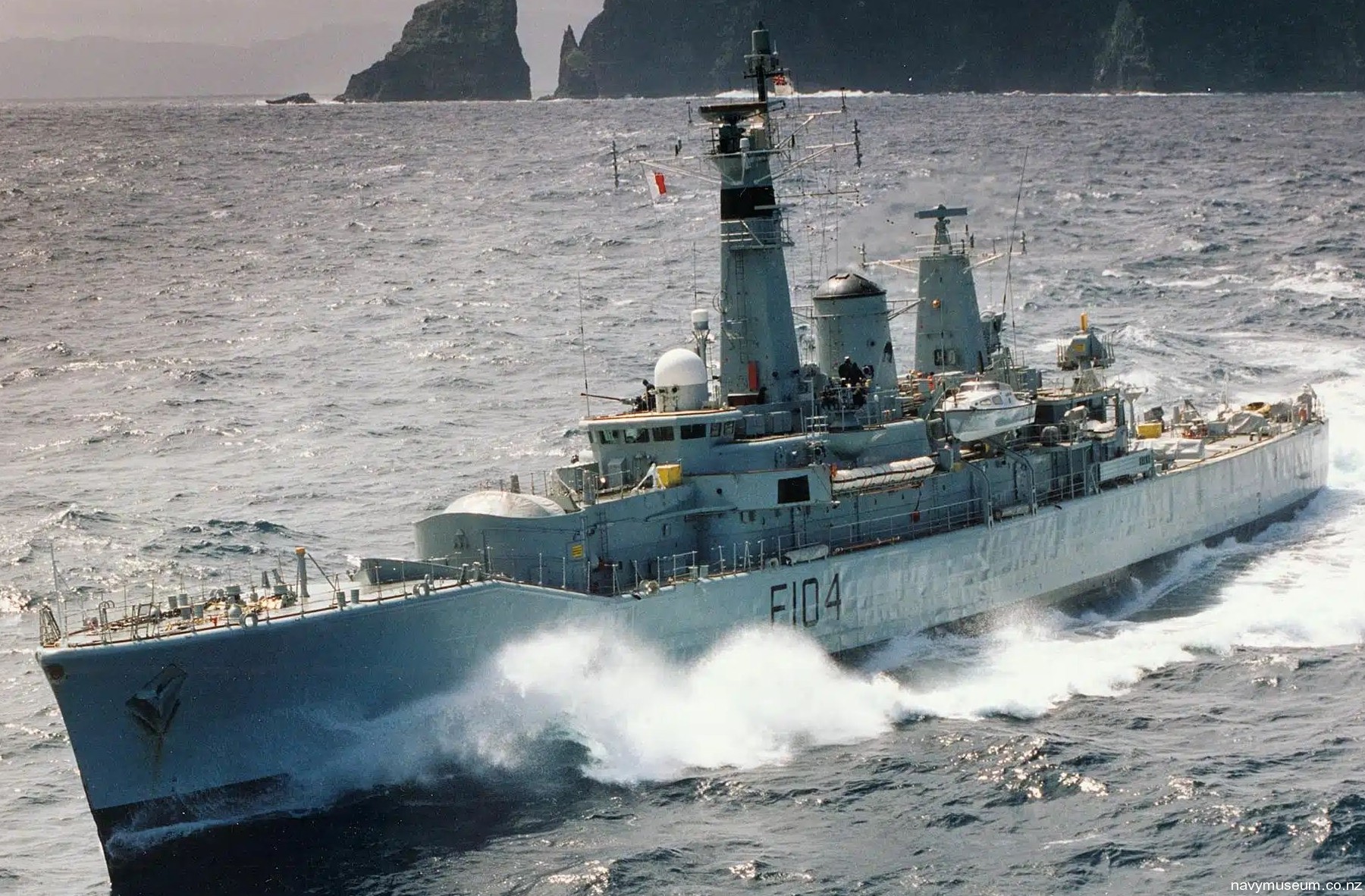 f104 hmnzs southland type 12i leander class frigate royal new zealand navy 03