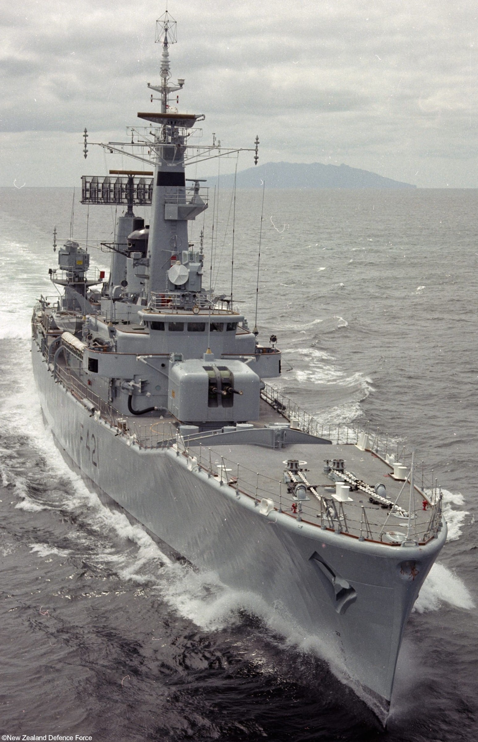 f421 hmnzs canterbury type 12i leander class frigate royal new zealand navy 02
