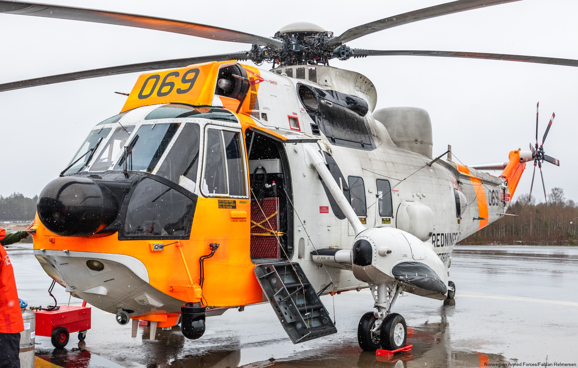 westland ws-61 sea king royal norwegian air force sar rescue 330 squadron skvadron luftforsvaret 069 04