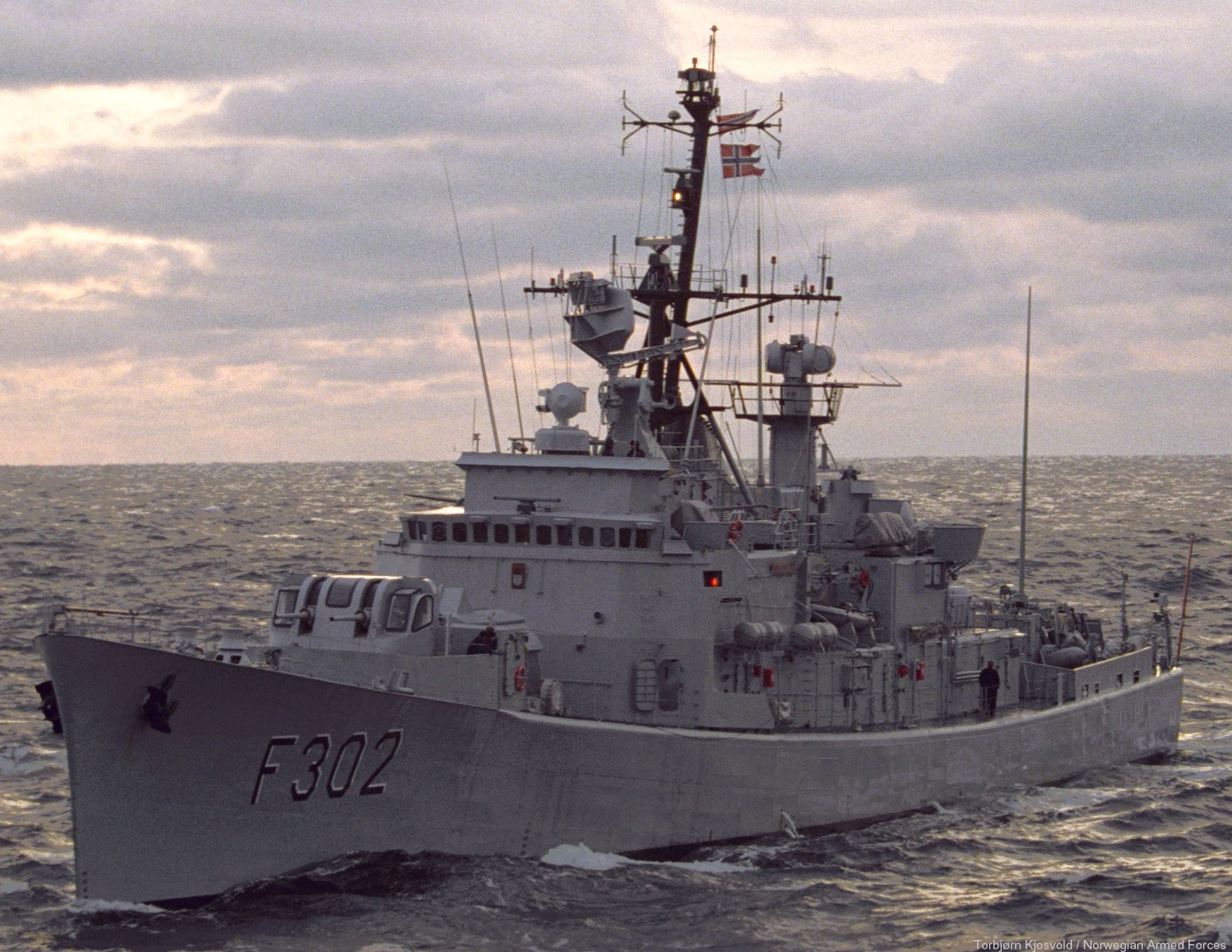 f-302 hnoms trondheim knm oslo class frigate royal norwegian navy sjoforsvaret 16