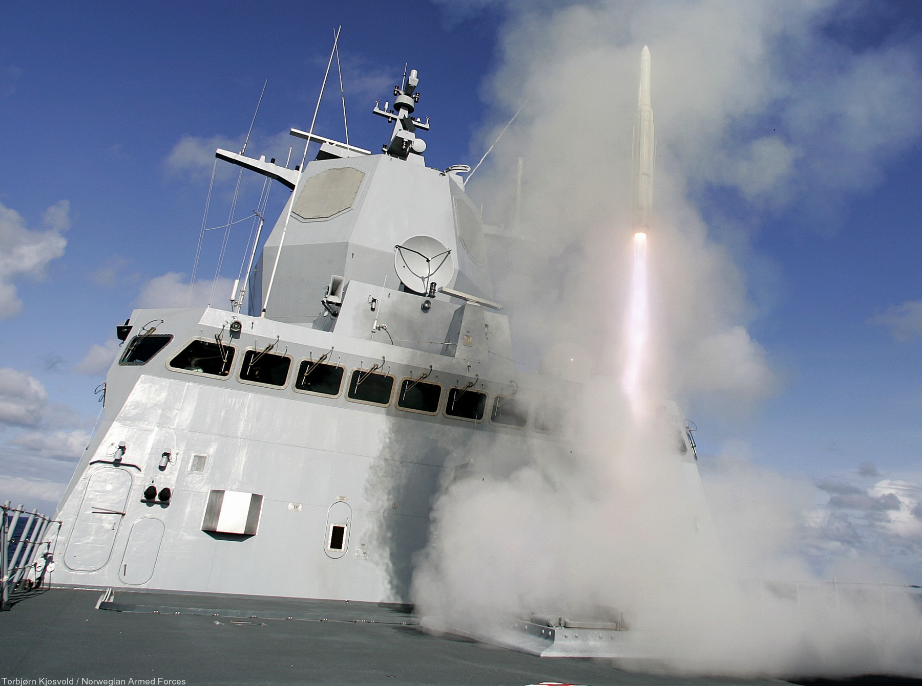 fridtjof nansen class frigate royal norwegian navy sjoforsvaret 75 rim-162 evolved sea sparrow missile essm mk-41 vls