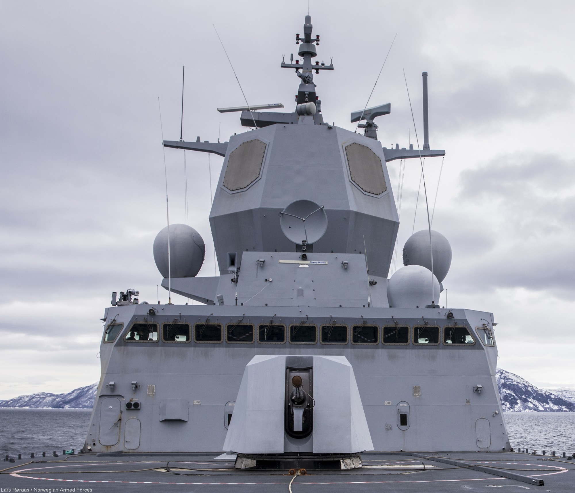 f-313 helge ingstad hnoms knm nansen class frigate royal norwegian navy 22 oto melara breda 76/62 gun