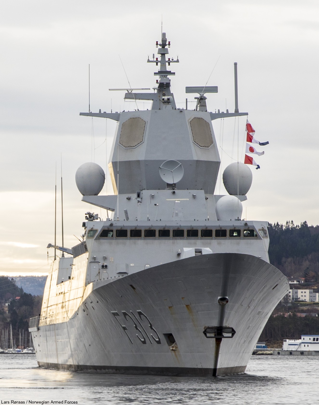 f-313 helge ingstad hnoms knm nansen class frigate royal norwegian navy 24