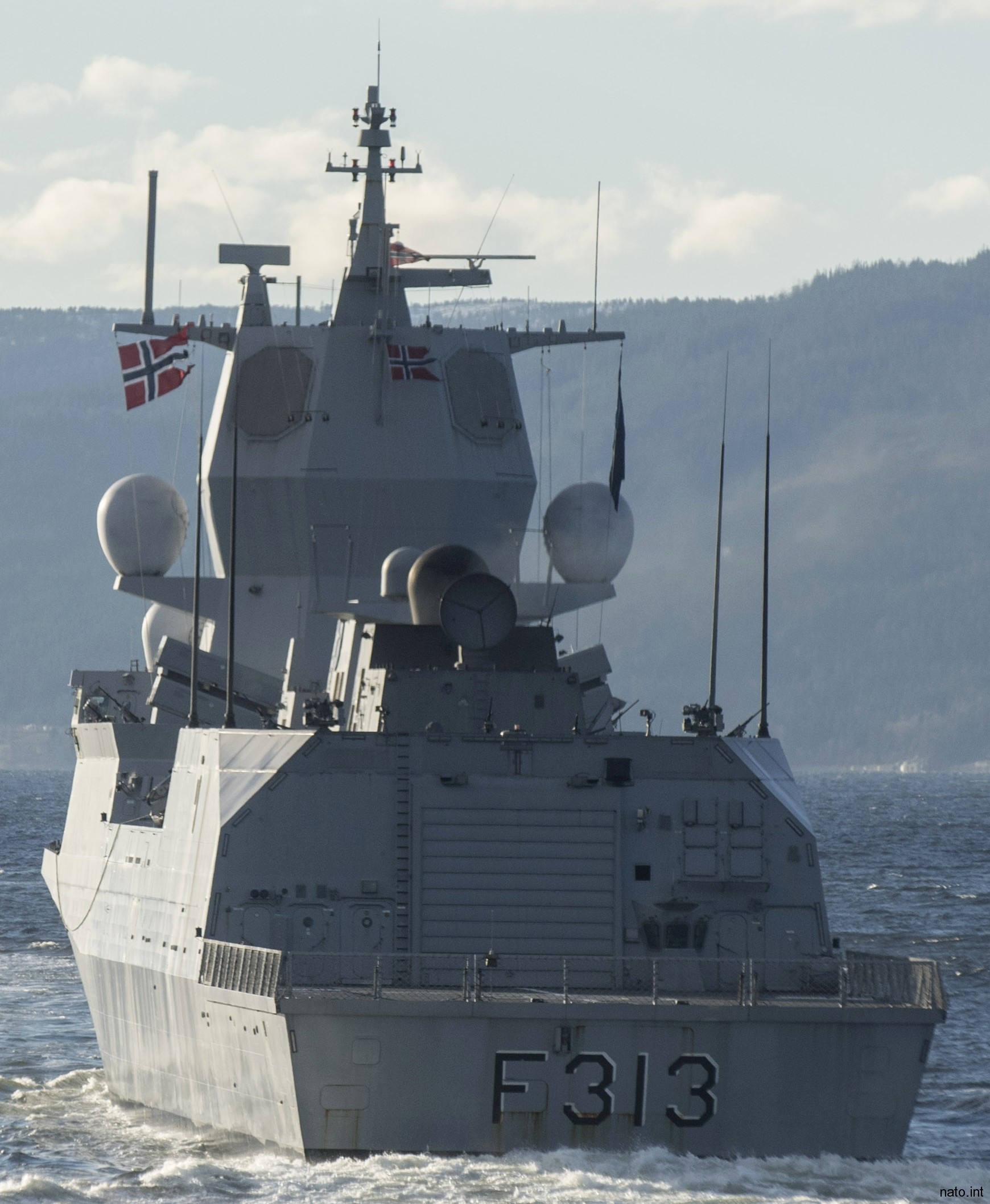 f-313 helge ingstad hnoms knm nansen class frigate royal norwegian navy 39 flight deck hangar nh-90