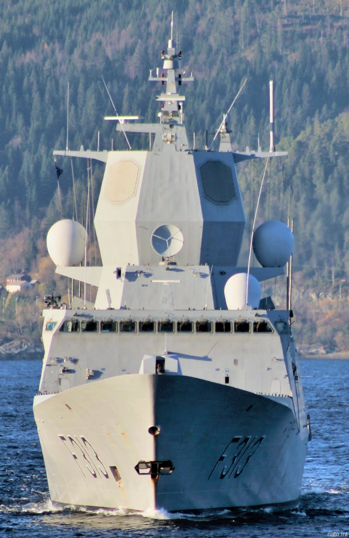 f-313 helge ingstad hnoms knm nansen class frigate royal norwegian navy 41