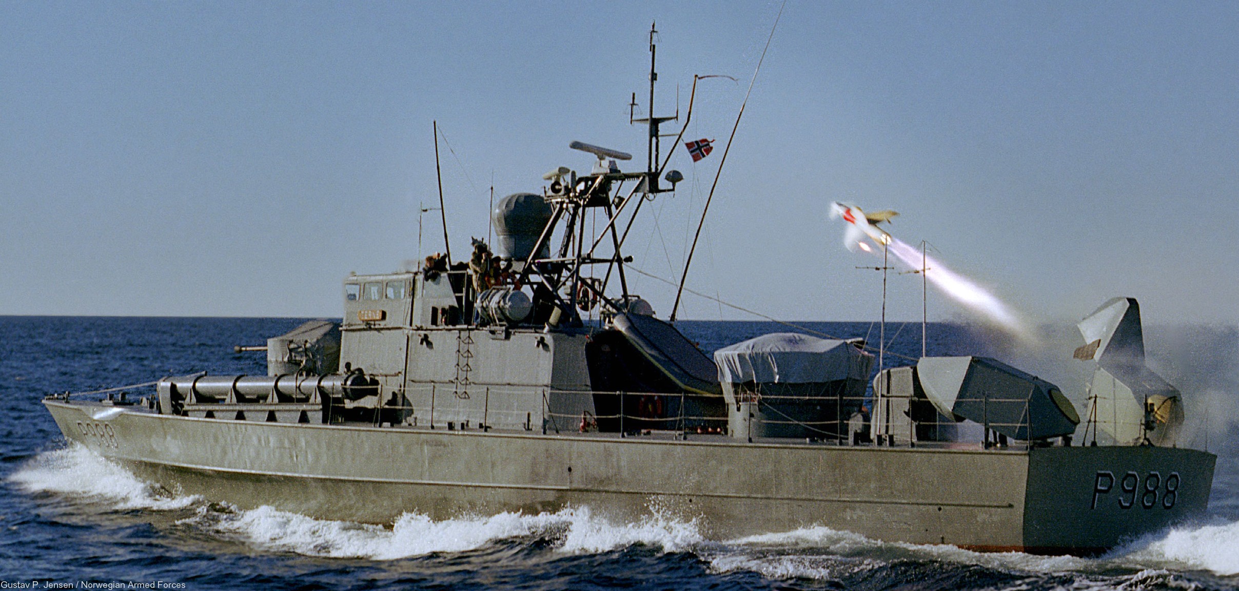p-988 knm terne hauk class fast attack missile torpedo craft boat norwegian navy sjøforsvaret 21 agm-114 penguin ssm