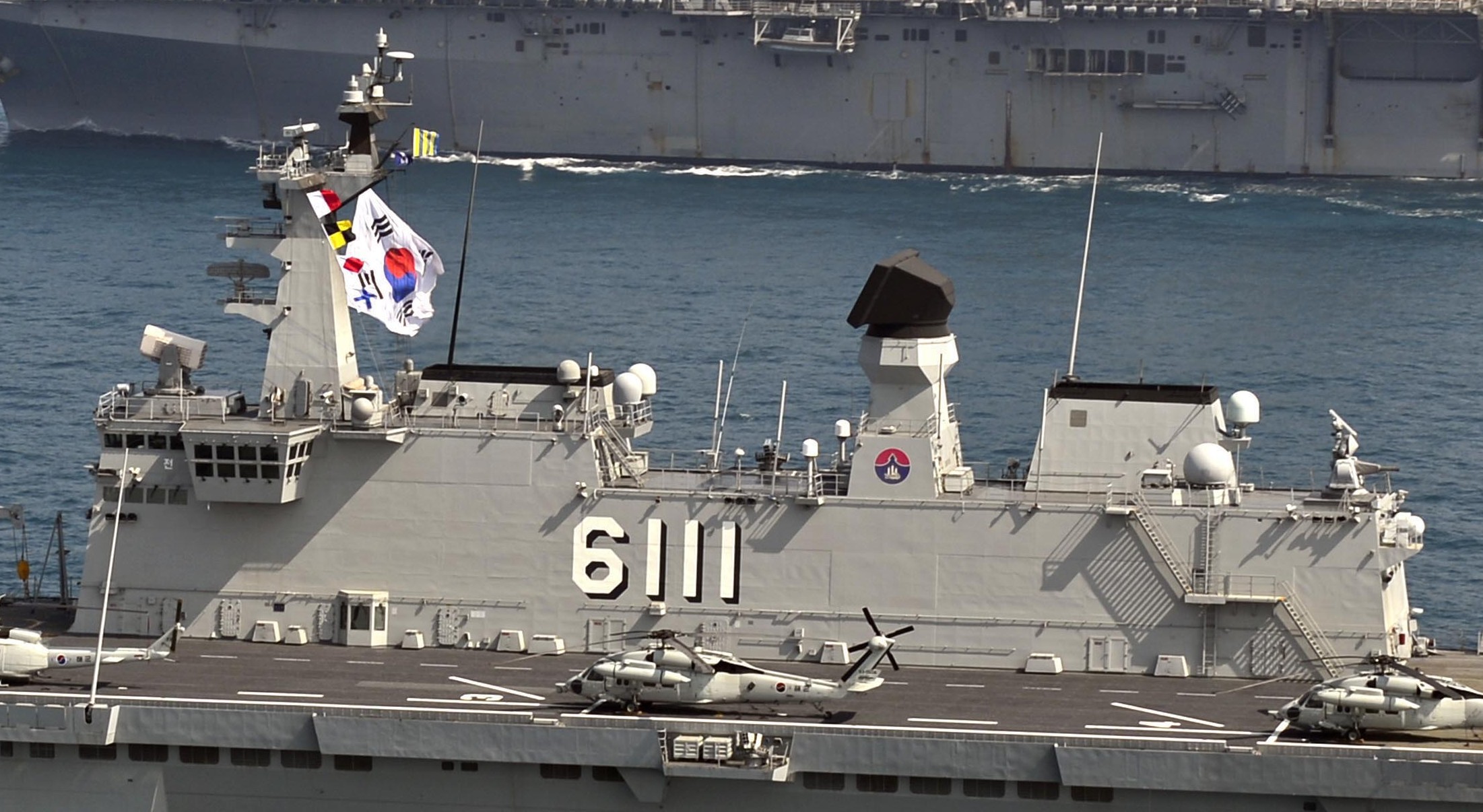 dokdo class landing platform helicopter roks marado lph-6111 6112 amphibious assault ship korean navy rokn 06c radar ciws flight deck