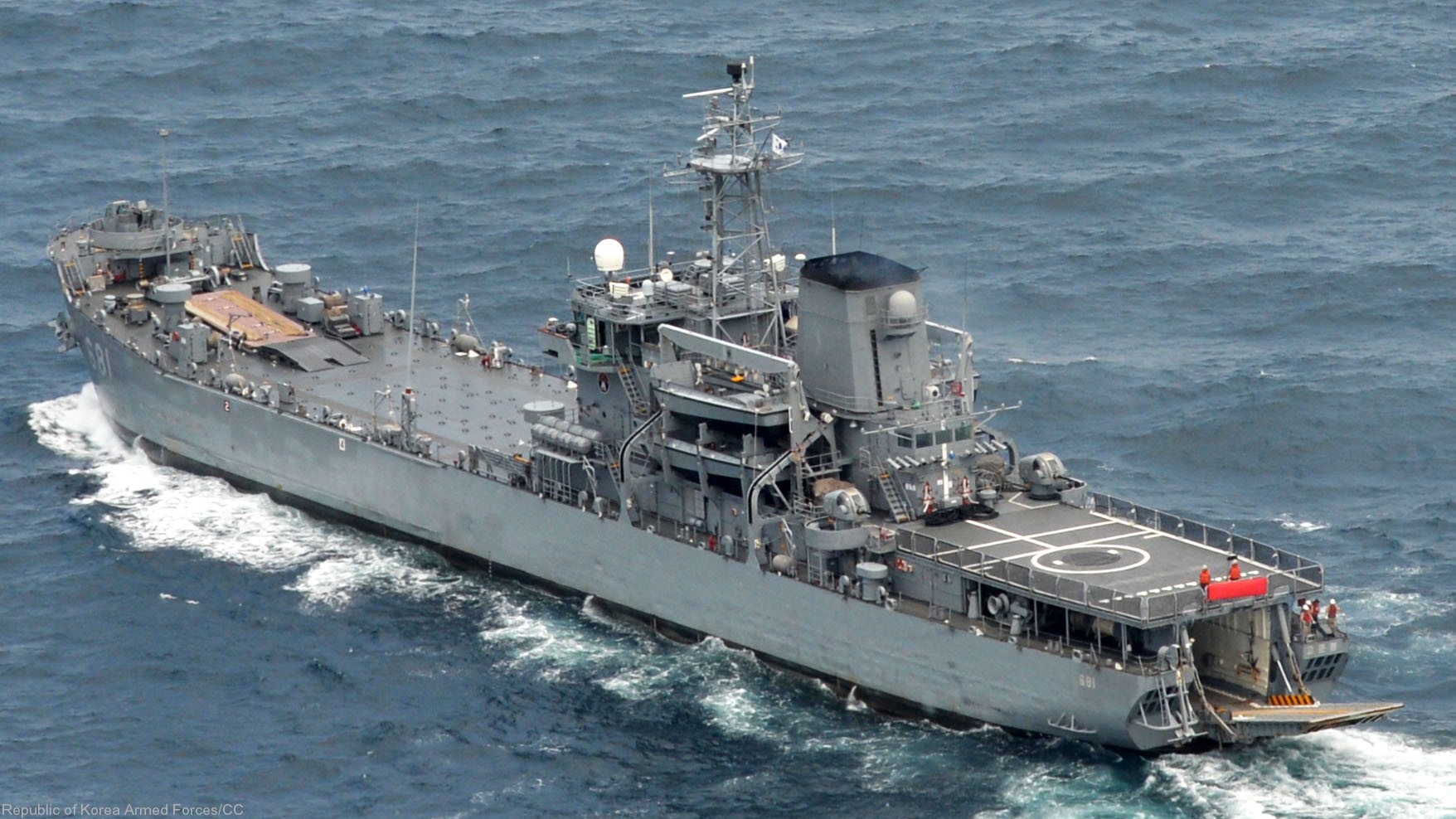 lst-681 roks go jun bong class landing ship tank republic of korea navy rokn lcvp 02
