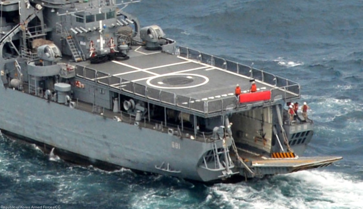 go jun bong class landing ship tank lst roks korean navy rokn hanjin stern gate ramp