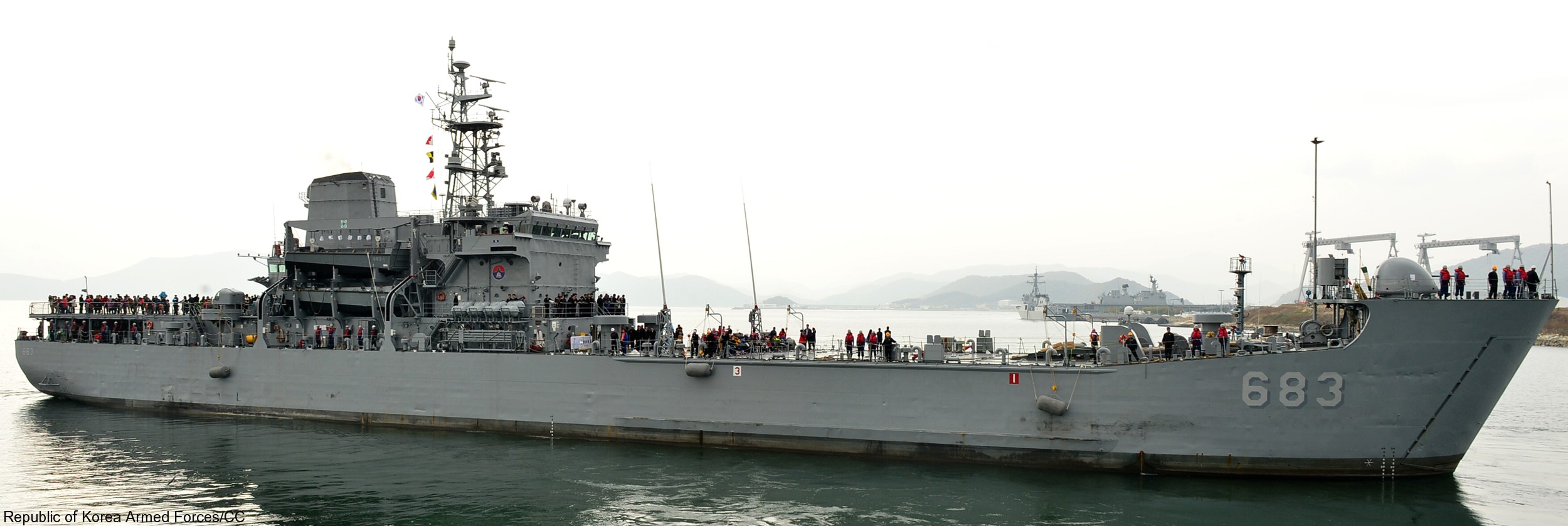 lst-683 roks hyang ro bong landing ship tank republic of korea navy rokn lcvp 04