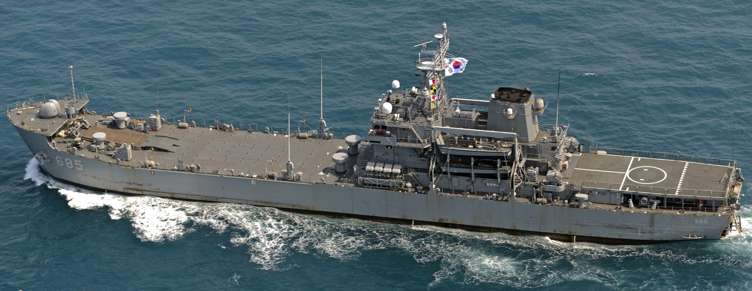 lst-685 roks sung in bong landing ship tank republic of korea navy rokn lcvp 02