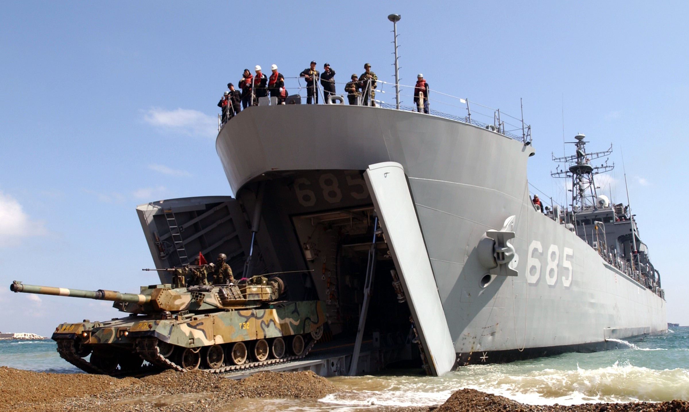 lst-685 roks sung in bong landing ship tank republic of korea navy rokn lcvp 07