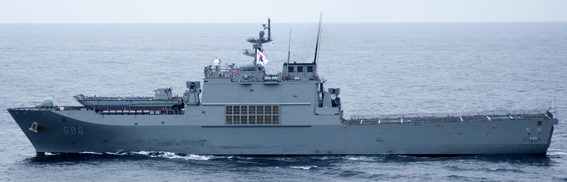 cheon wang bong class landing ship tank lst korean navy rokn hanjin hyundai 04x