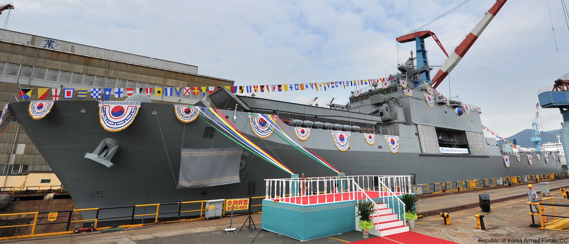 lst-686 roks cheon wang bong class tank landing ship amphibious korean navy rokn helicopter lcm 09