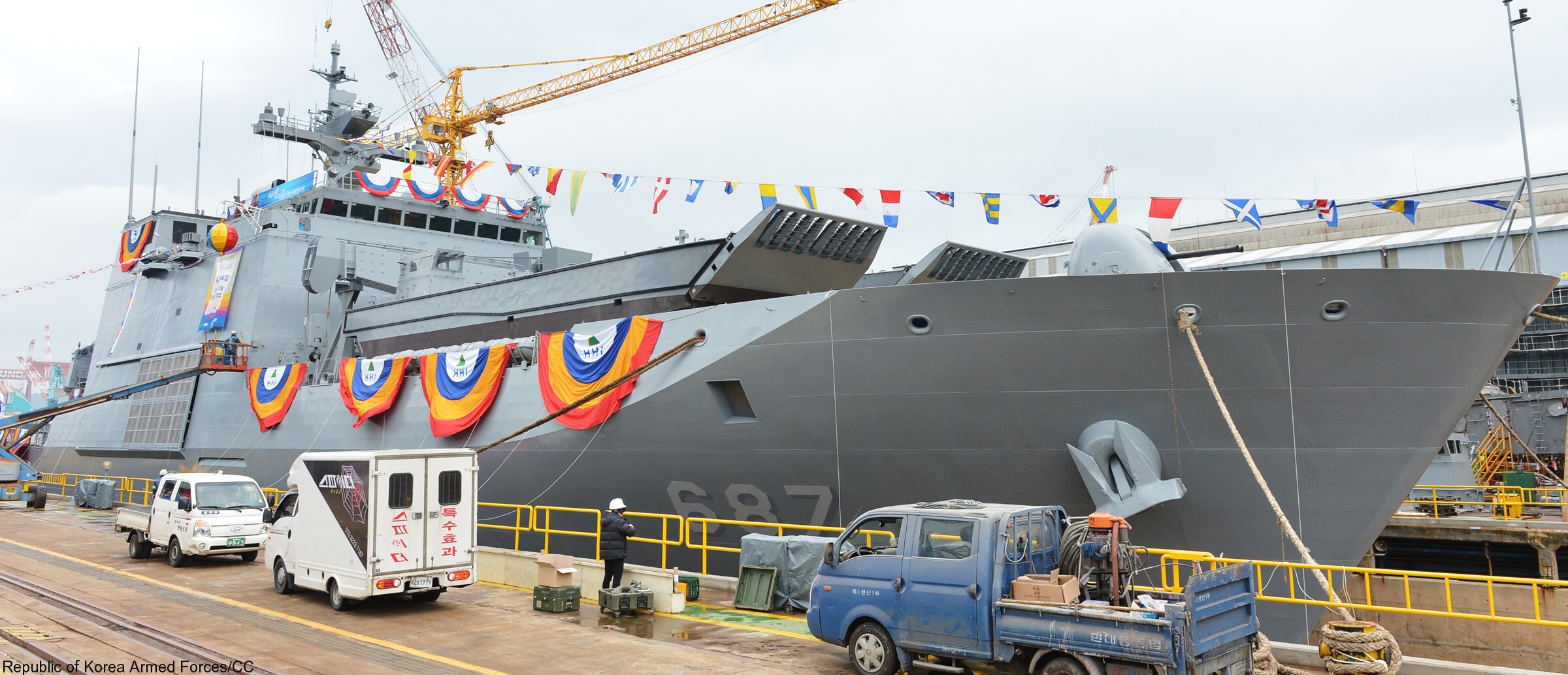 lst-687 roks cheon ja bong tank landing ship amphibious korean navy rokn helicopter lcm 08