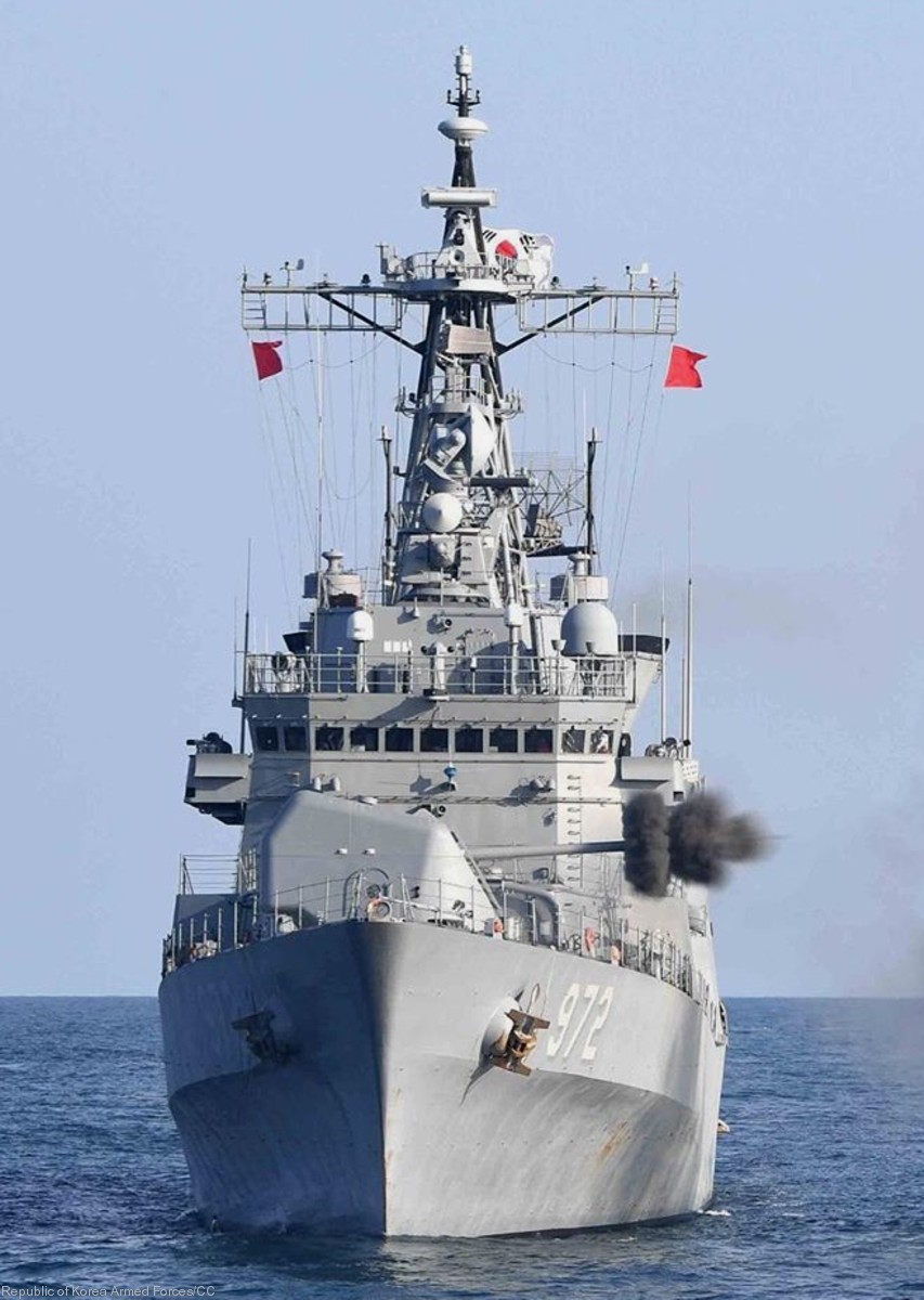 ddh-972 roks eulji mundeok gwanggaeto the great class destroyer republic of korea navy rokn sea sparrow missile helicopter 04 oto melara 127/54c gun fire