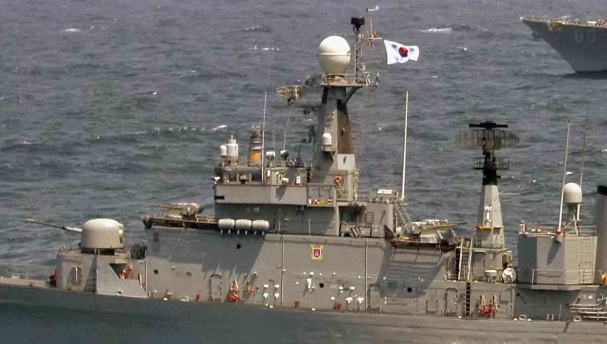 ff-952 roks seoul ulsan class frigate republic of korea navy rokn 03b oto melara 76/62 gun 30mm