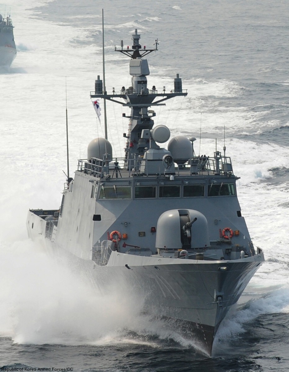 pkg-711 roks yoon youngha class patrol missile vessel boat korean navy rokn hyundai wia 76mm gun nobong 40l70 ssm-700k hae sung 03