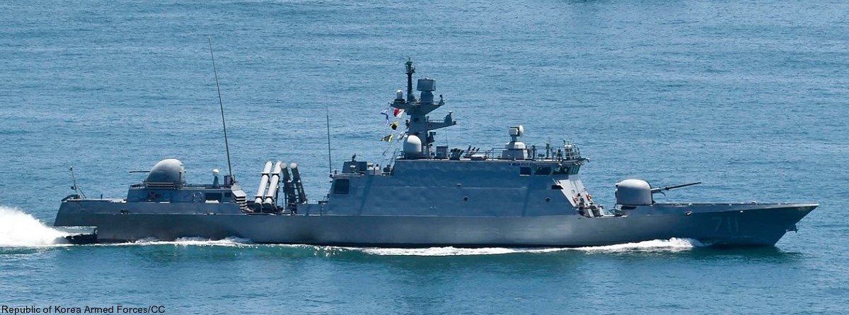 pkg-711 roks yoon youngha class patrol missile vessel boat korean navy rokn hyundai wia 76mm gun nobong 40l70 ssm-700k hae sung 04
