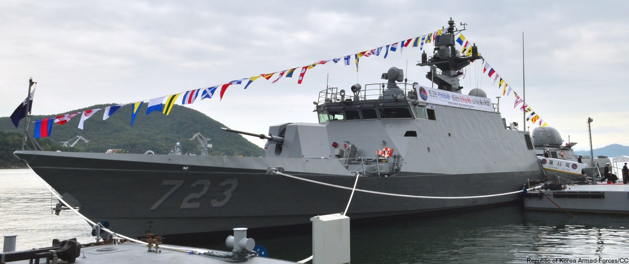 pkg-723 roks hong siuk yoon youngha class patrol missile vessel boat korean navy rokn hyundai wia 76mm gun nobong 40l70 ssm-700k hae sung 02