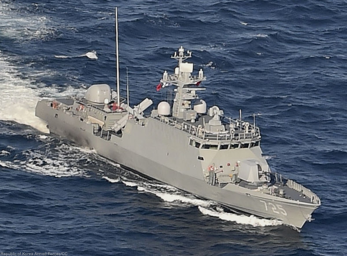 pkg-725 roks hong daeseon yoon youngha class patrol missile vessel boat korean navy rokn hyundai wia 76mm gun nobong 40l70 ssm-700k hae sung 02