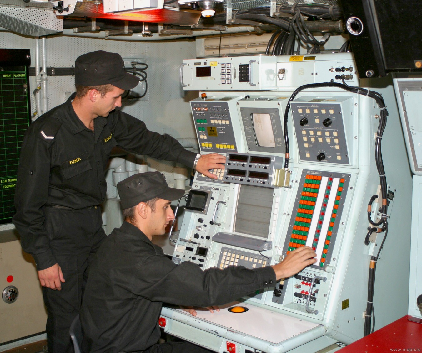 f-221 ros regele ferdinand frigate romanian navy type 22 broadsword class 42 sonar control console