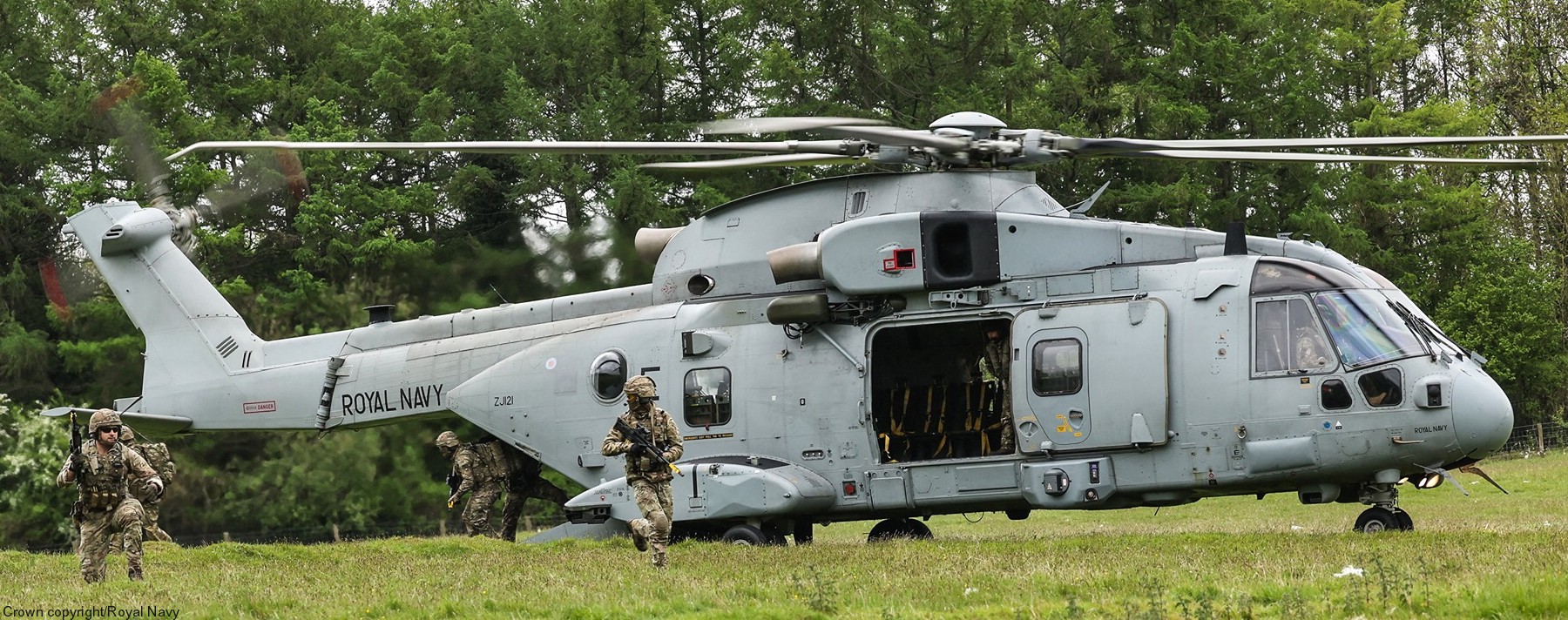 merlin hc4 mk.4 commando helicopter force chf royal navy 845 846 naval air squadron rnas yeovilton aw101 35