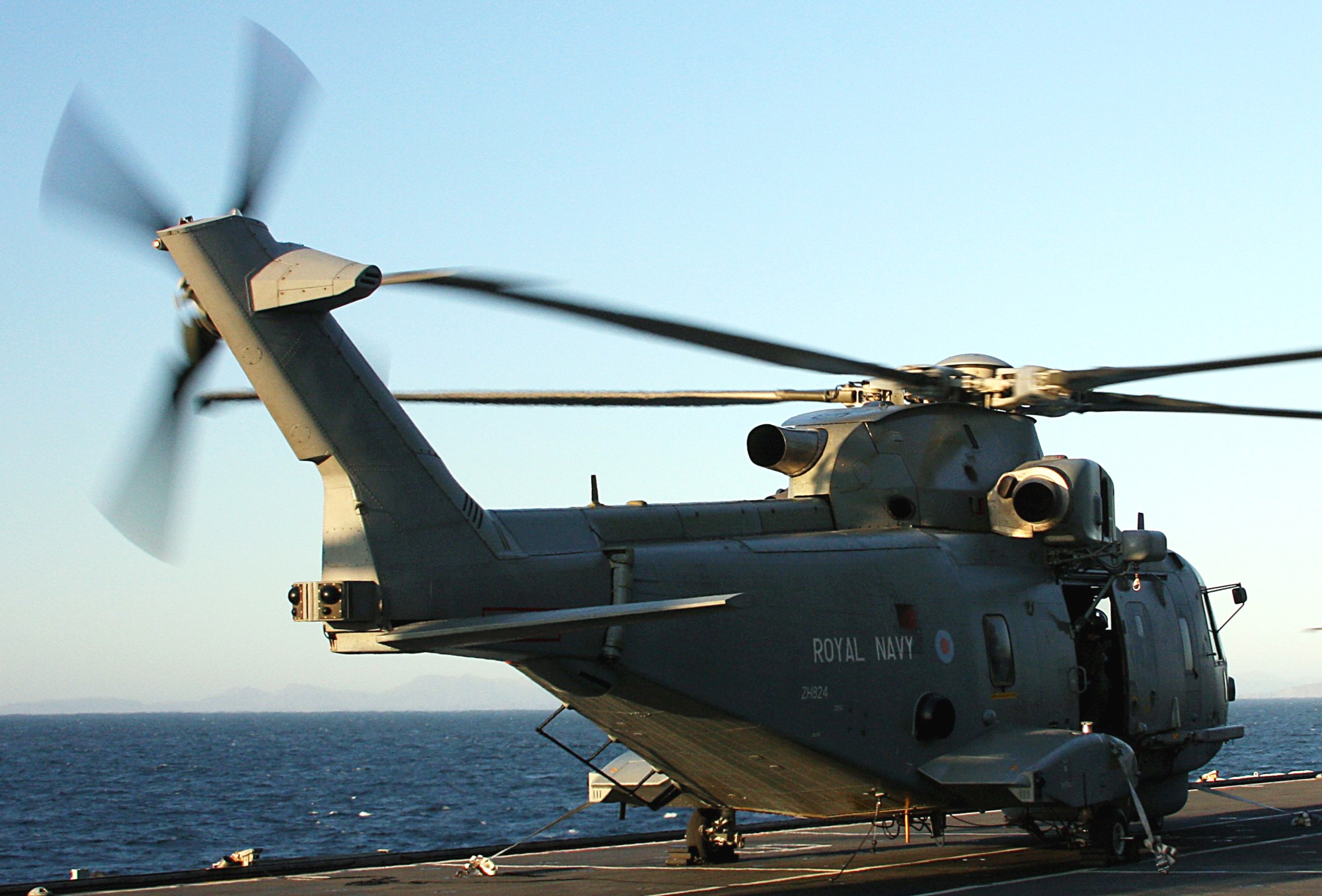 merlin hm2 helicopter royal navy agusta westland aw101 leonardo naval air squadron nas rnas culdrose 41
