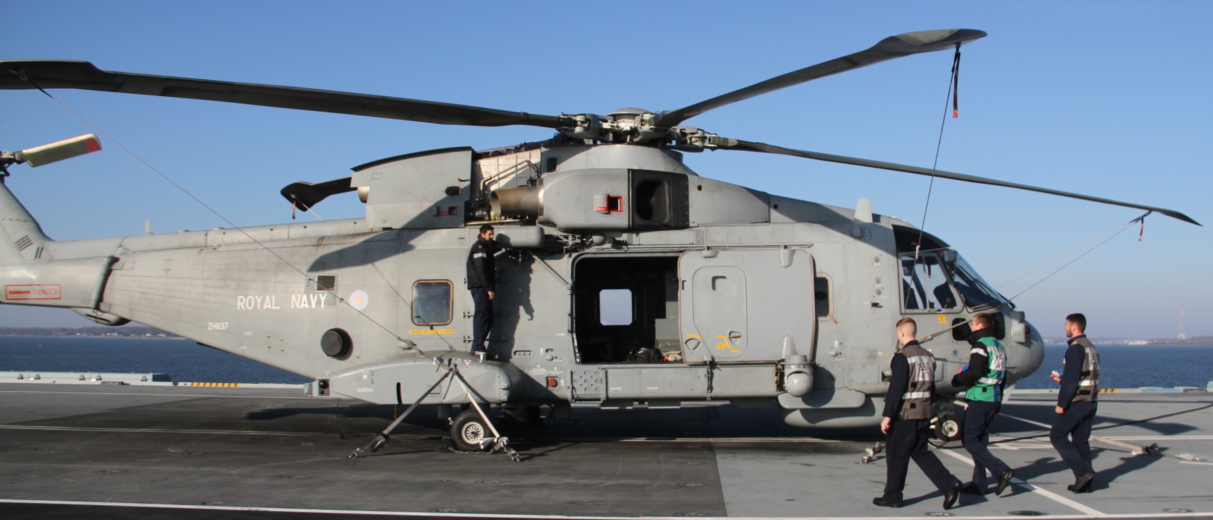 merlin hm2 helicopter royal navy agusta westland aw101 leonardo naval air squadron nas rnas culdrose 68