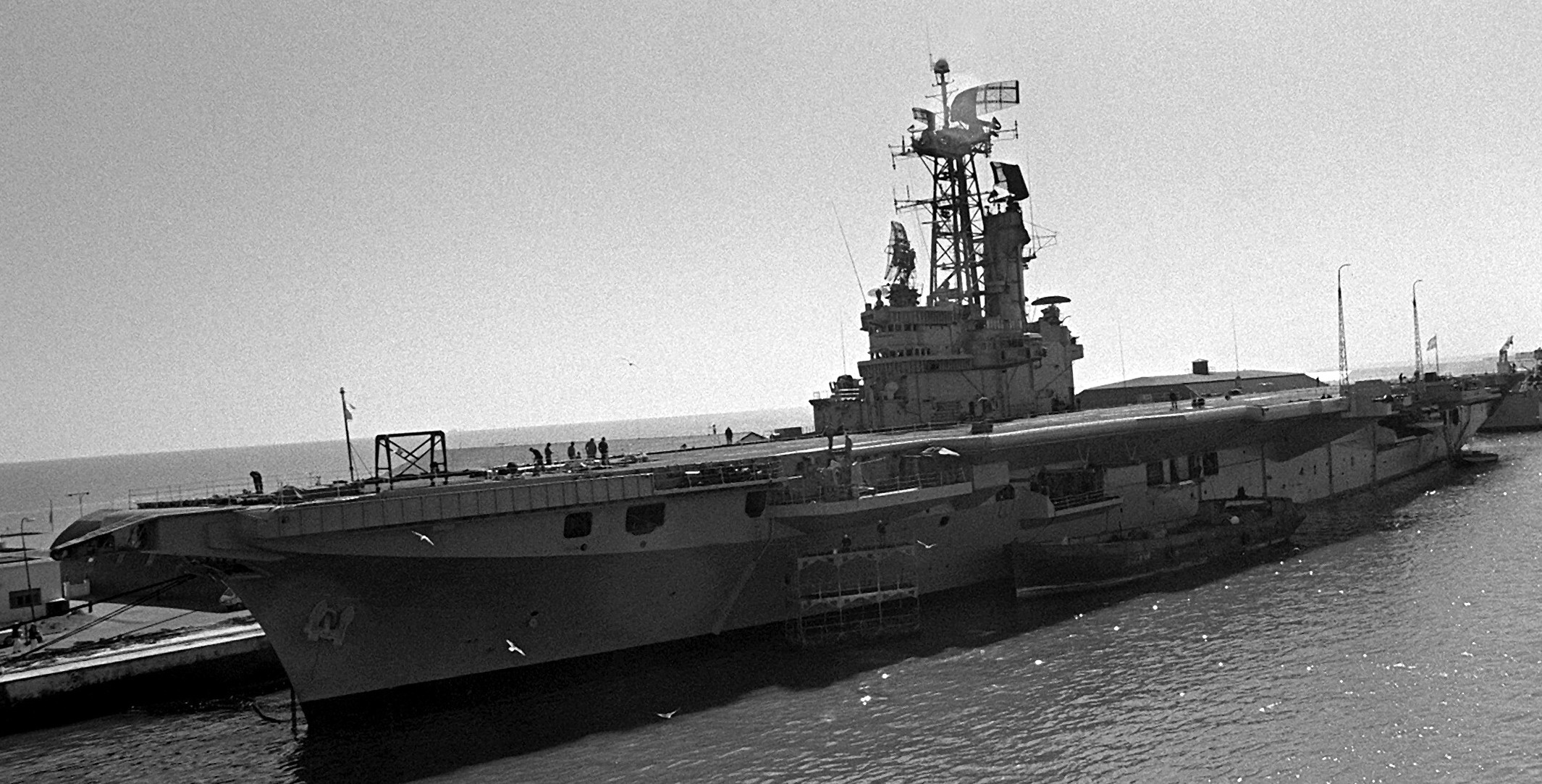 v-2 ara veinticinco de mayo colossus class aircraft carrier argentine navy r63 hms venerable 02