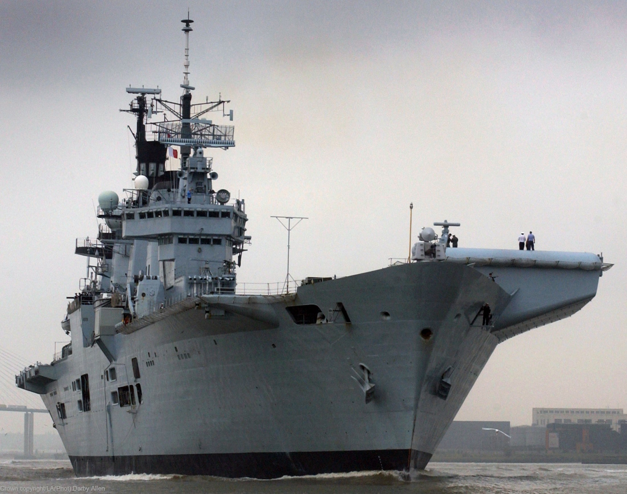 r-06 hms illustrious invincible class aircraft carrier royal navy 61
