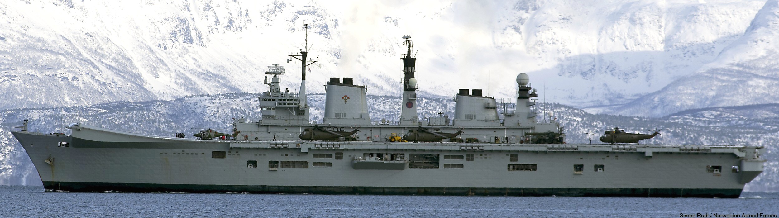 r-06 hms illustrious r06 invincible class aircraft carrier stovl royal navy 64