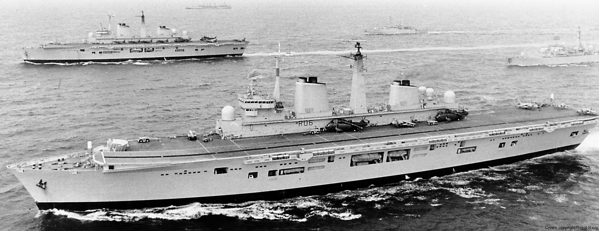 r-06 hms illustrious r06 invincible class aircraft carrier stovl royal navy 71