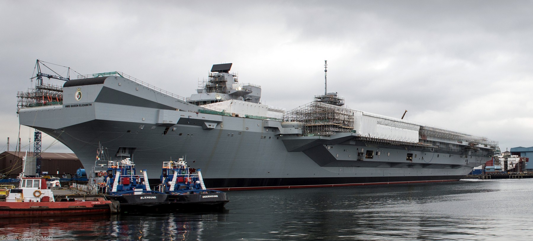 r 08 hms queen elizabeth aircraft carrier royal navy rosyth 03