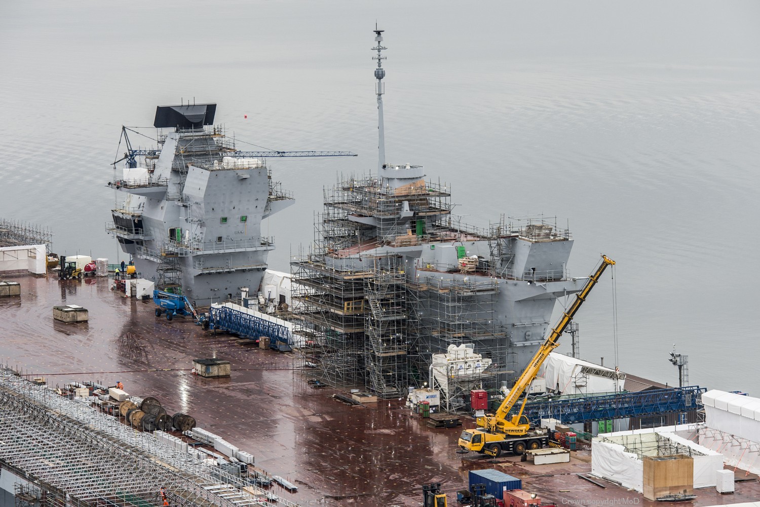 r 08 hms queen elizabeth aircraft carrier royal navy rosyth 07