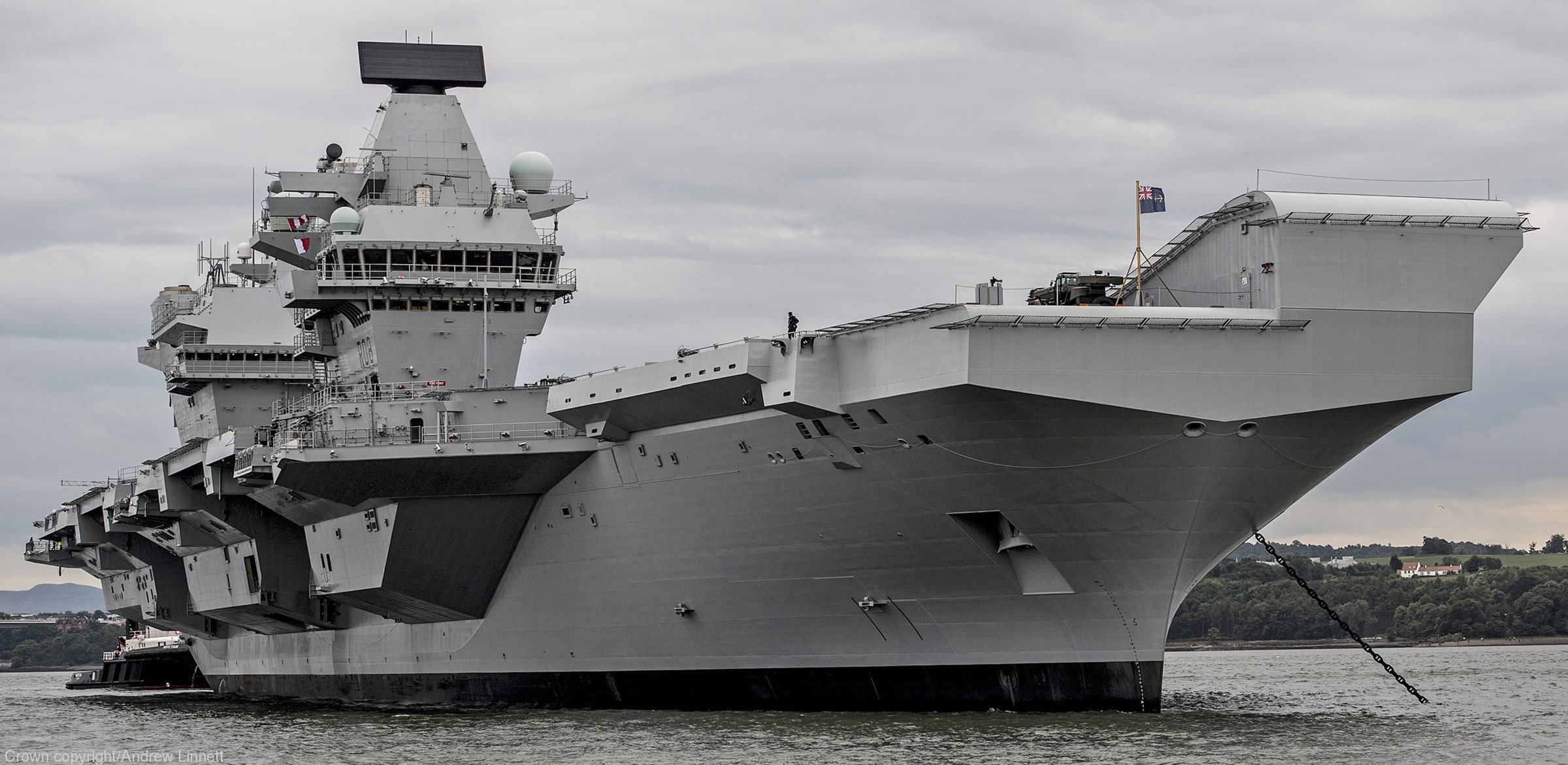 r 08 hms queen elizabeth aircraft carrier royal navy rosyth 12
