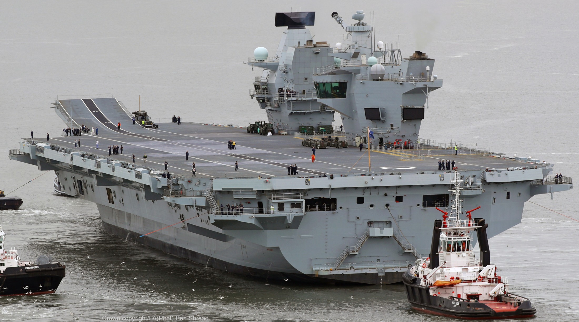 r 08 hms queen elizabeth aircraft carrier royal navy rosyth 14