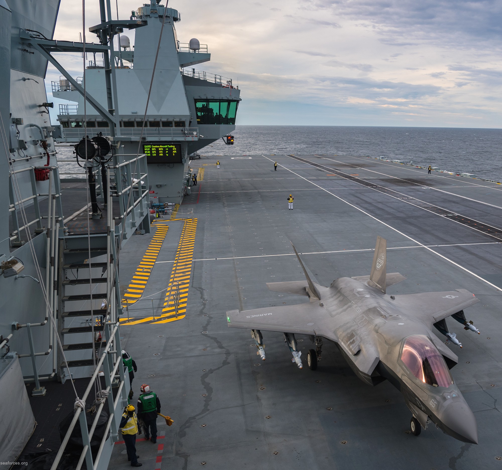 hms queen elizabeth r-08 aircraft carrier royal navy 53 flight deck