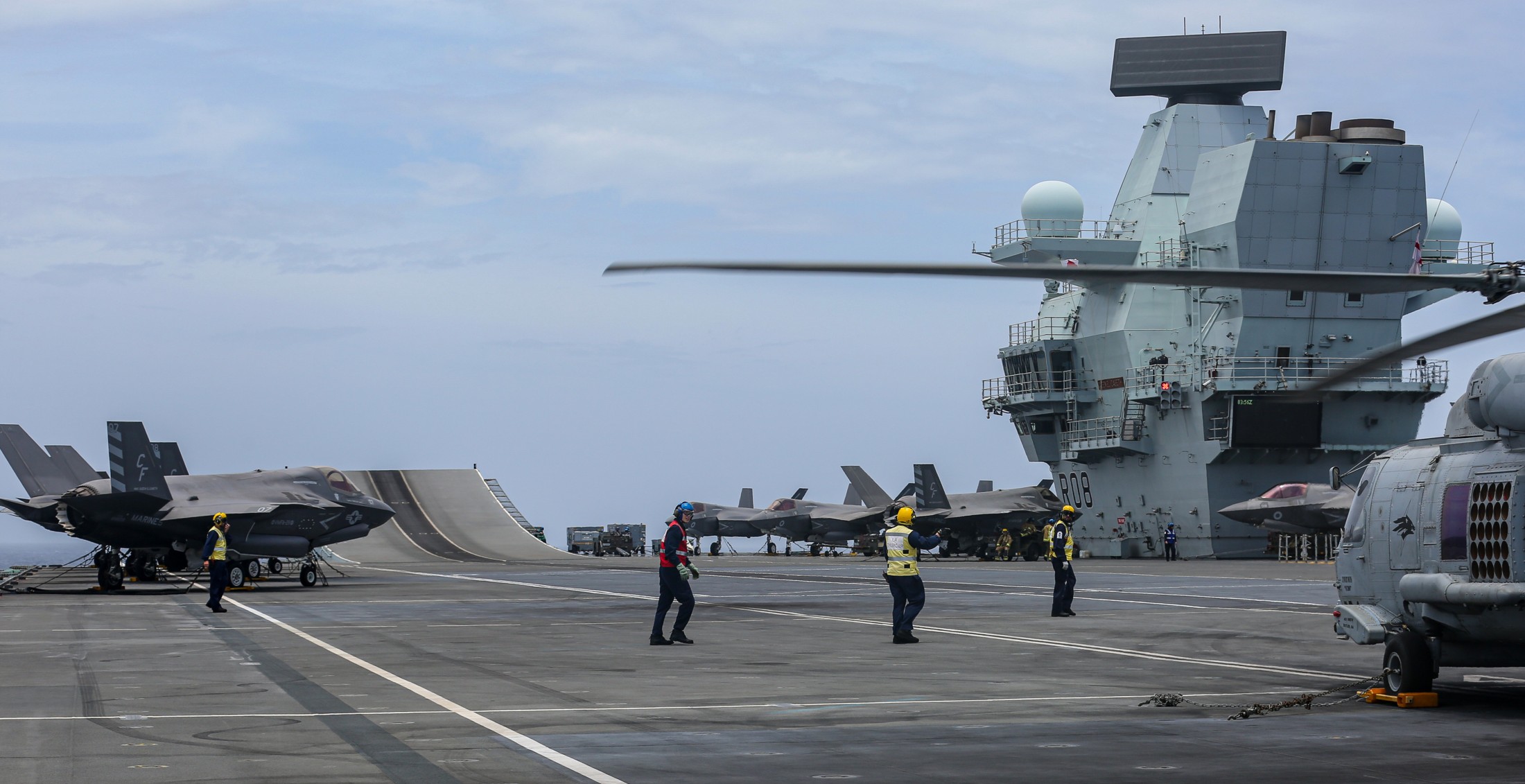 hms queen elizabeth r-08 qnlz aircraft carrier royal navy 135