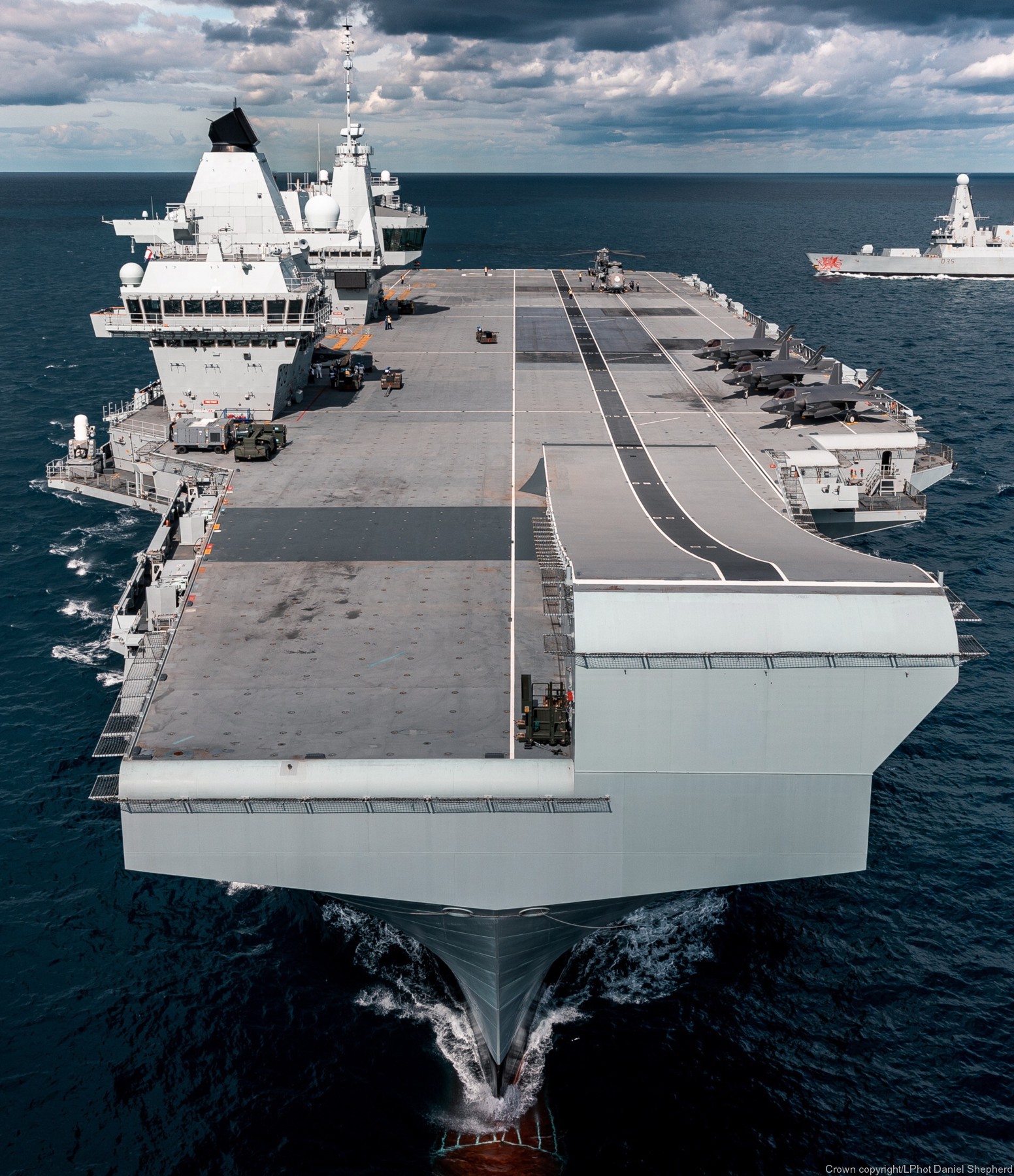 r08 hms queen elizabeth aircraft carrier royal navy 144