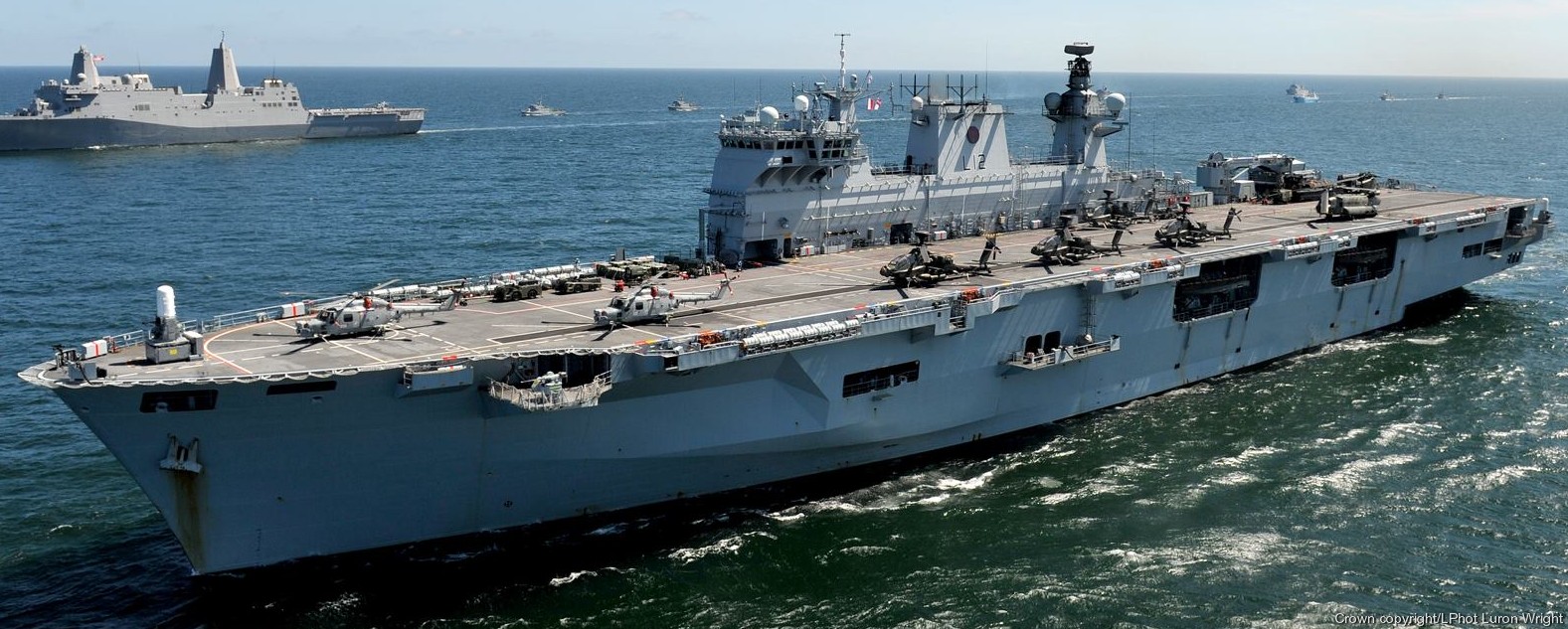 l14 hms ocean l-14 landing platform helicopter lph amphibious assault ship royal navy 02